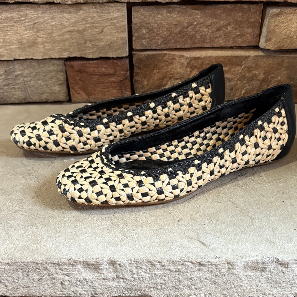 Coldwater Creek sz 9 black and cream rattan woven flats